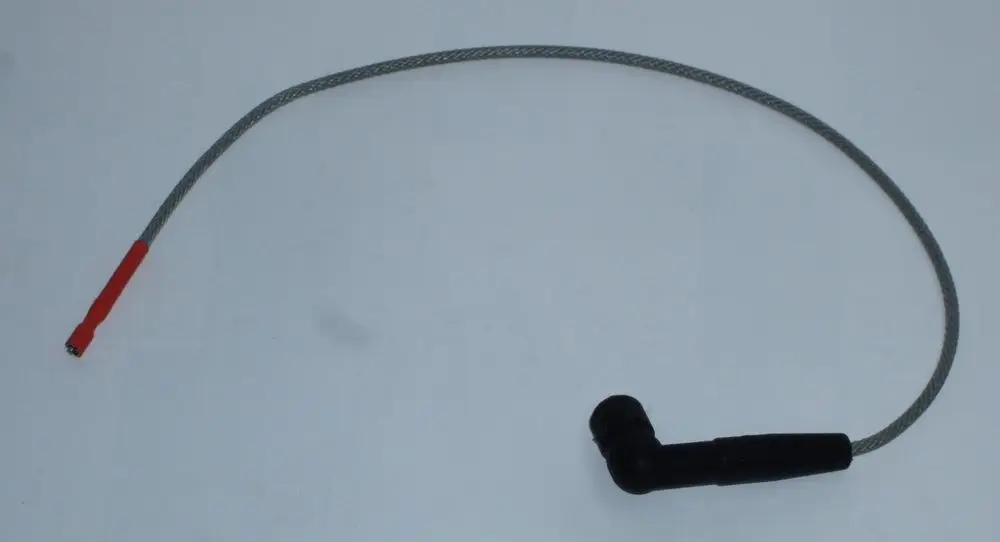Daikin Zündkabel mit einem gebogenen Kunststoffstecker und einem flexiblen Draht, ausgestattet mit einer roten Verbindung.